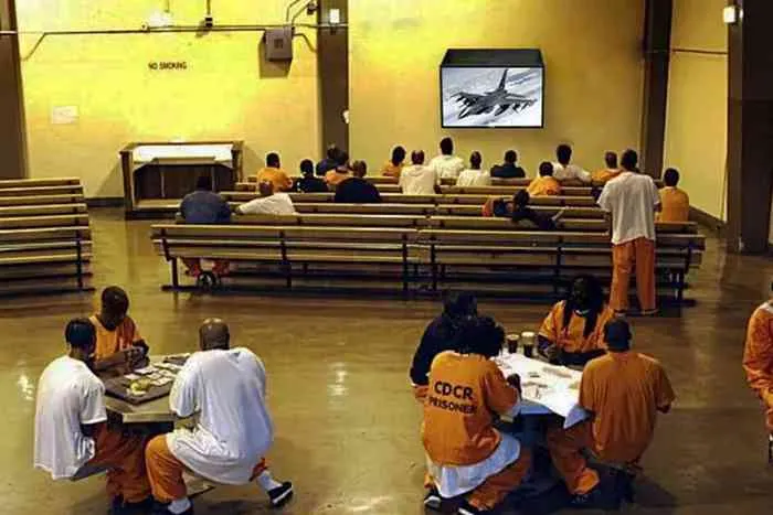 prisoners-watching-tv-content.webp